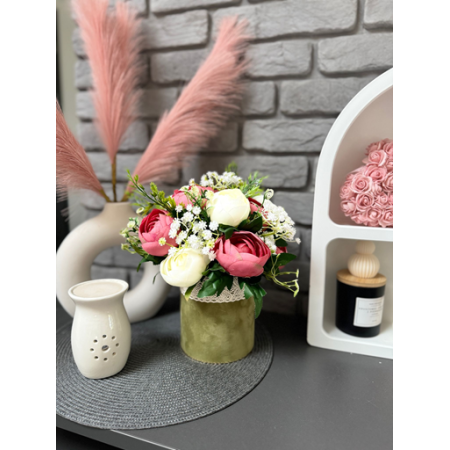 Welurowy flowerbox zgniła zieleń z bukietem peonii